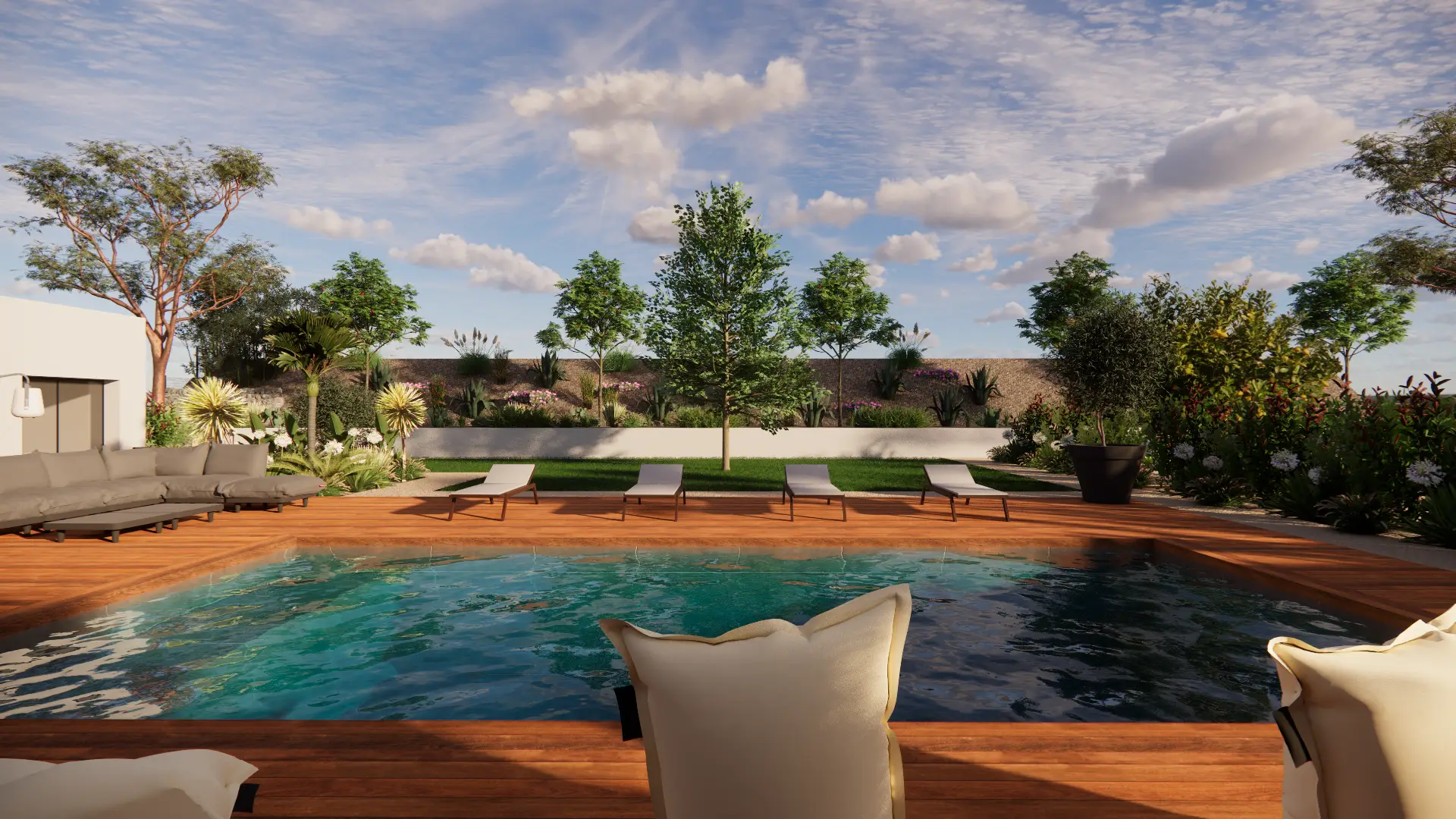 Piscine rectangulaire moderne entourée d'une terrasse en bois, avec mobilier d'extérieur, transats et jardin luxuriant sous un ciel bleu nuageux.
