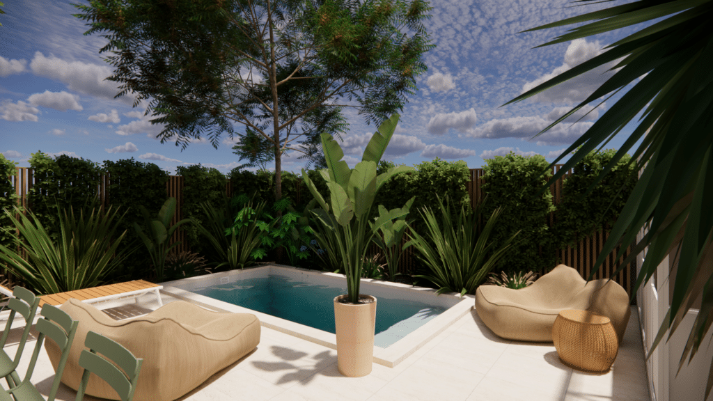 Petit jardin moderne avec piscine, poufs beiges, plante tropicale en pot et haie de verdure sous un ciel bleu.