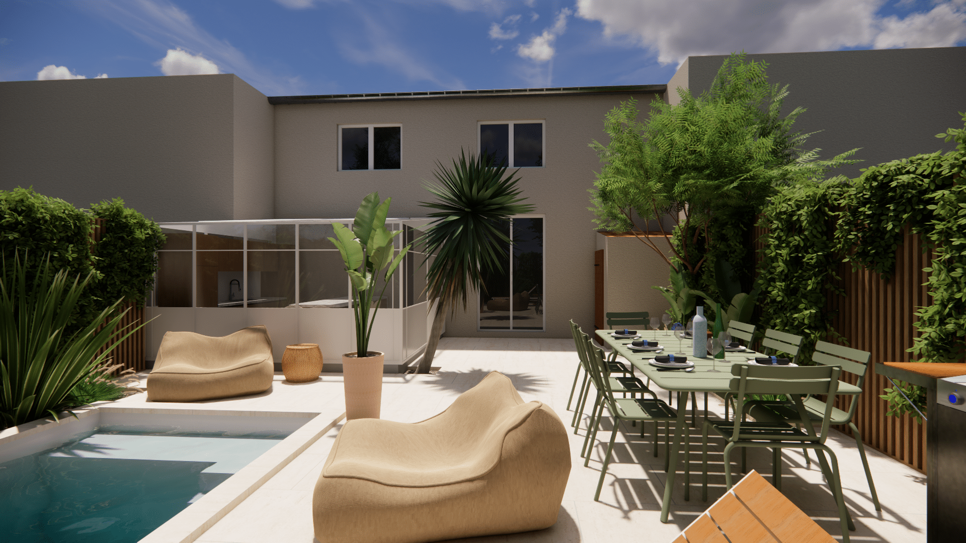 Terrasse moderne avec piscine, salon de jardin, chaises vertes, poufs beiges et végétation luxuriante sous un ciel bleu.