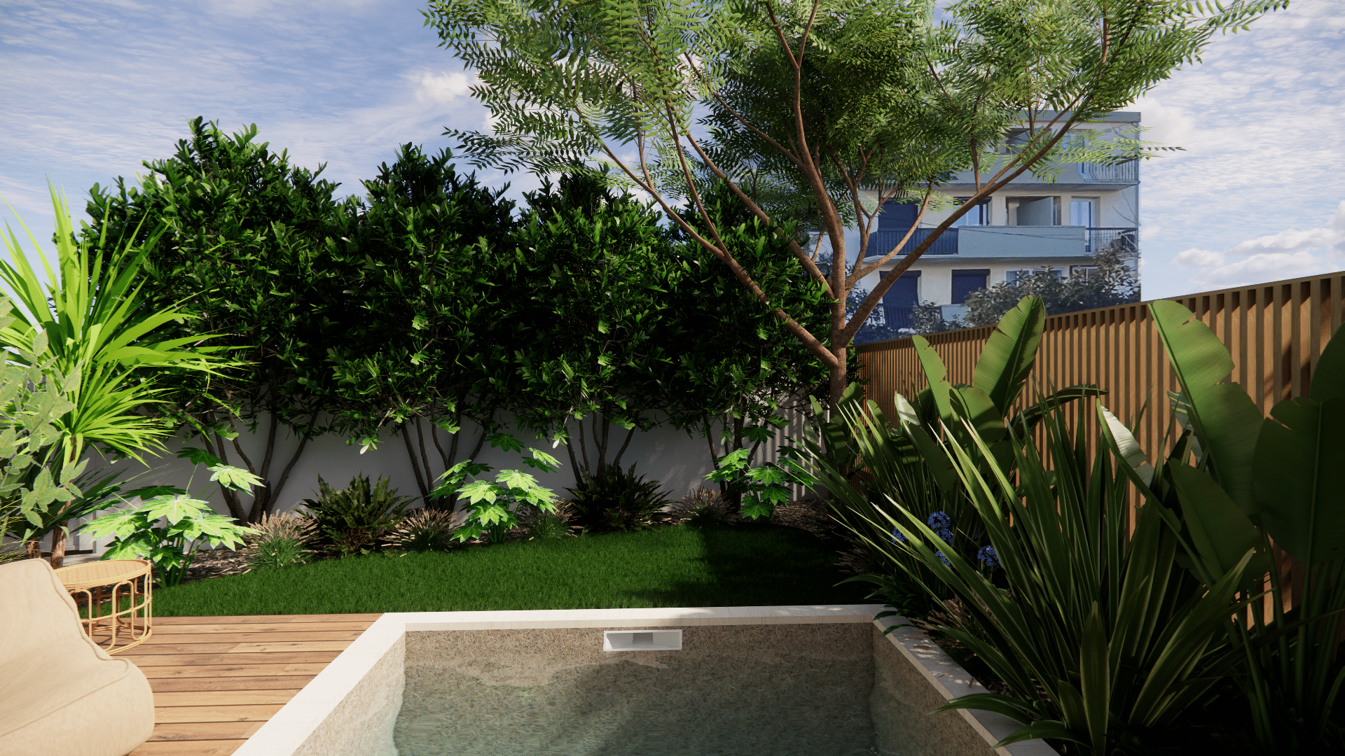 Jardin moderne avec piscine, terrasse en bois, plantes tropicales et clôture en bois sous un ciel ensoleillé.