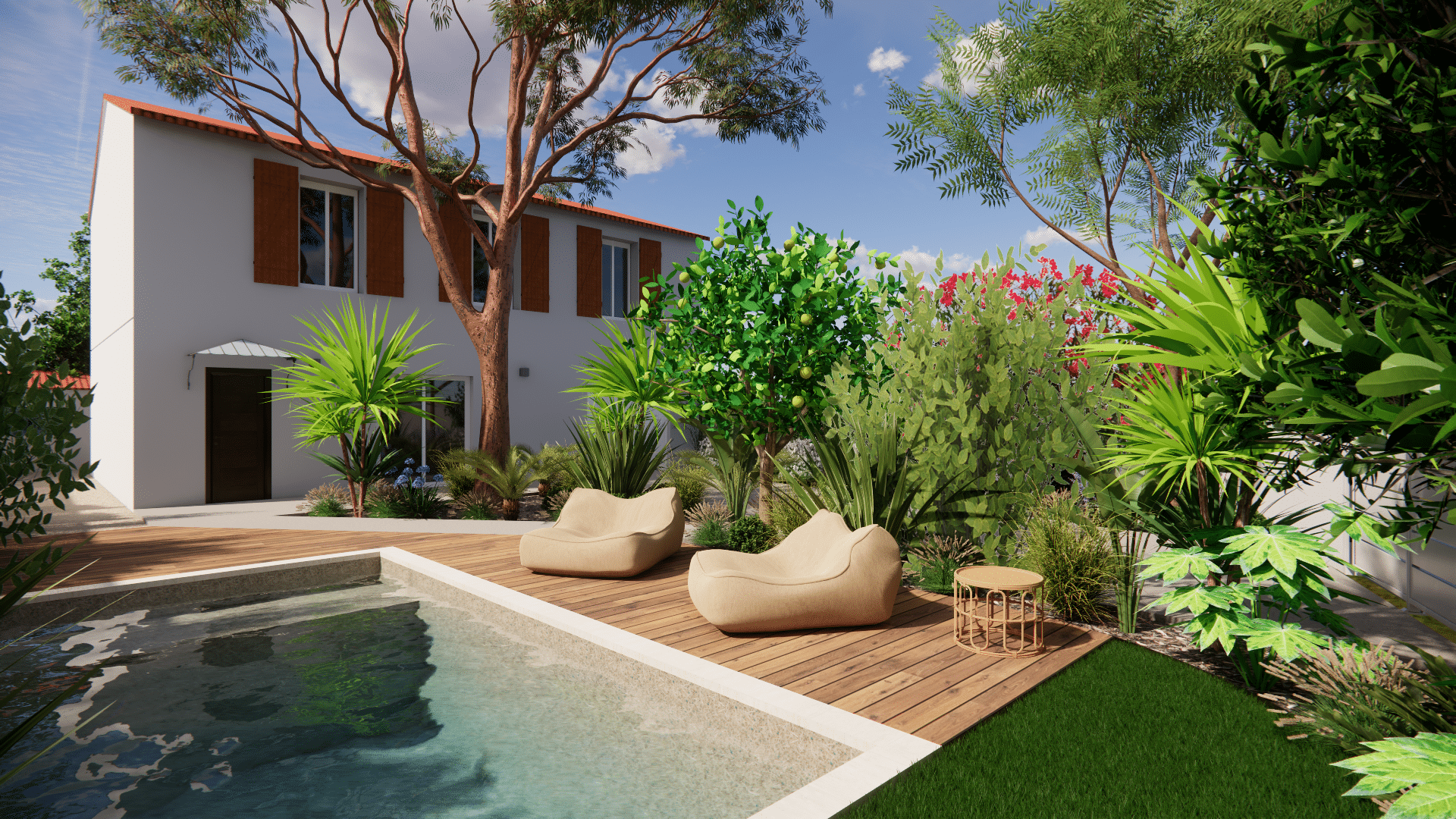 Piscine moderne avec terrasse en bois, fauteuils de jardin et végétation luxuriante devant une villa blanche.