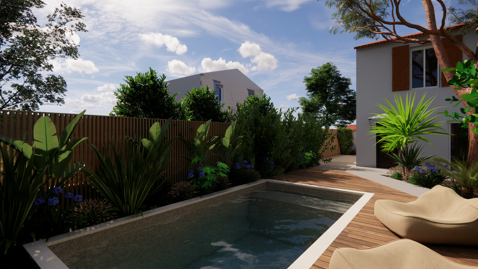 Piscine moderne de jardin avec terrasse en bois, plantes tropicales et fauteuils poufs sous un ciel bleu.