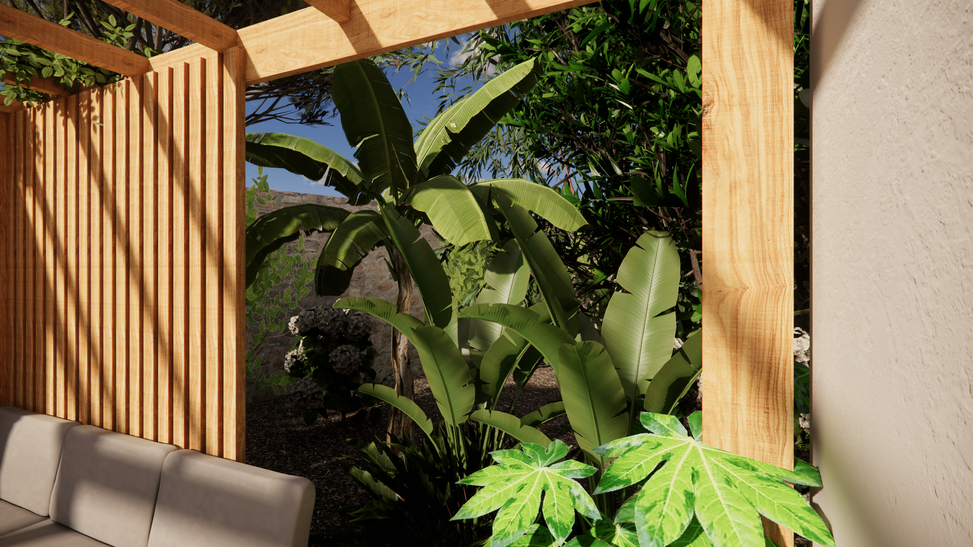 Pergola en bois sur terrasse moderne avec canapé gris et végétation tropicale luxuriante sous une lumière naturelle.