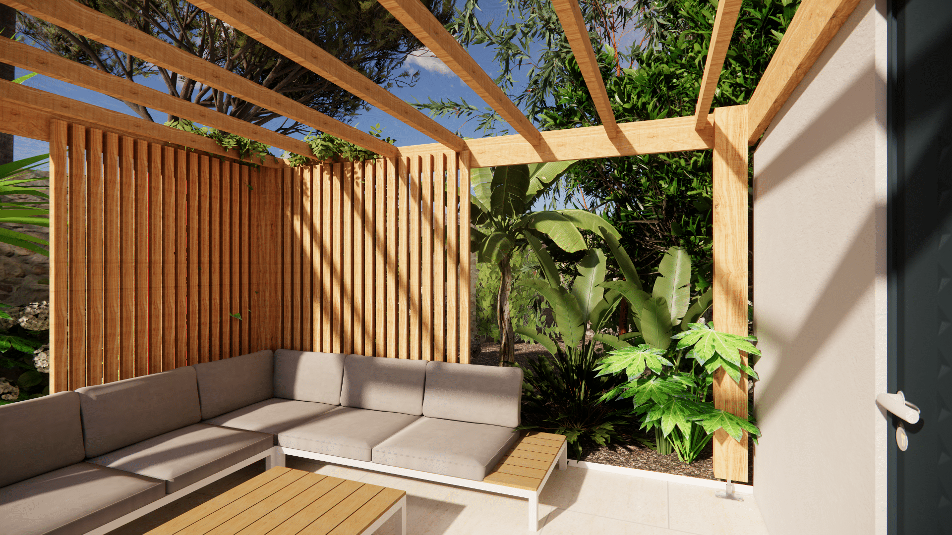 Pergola en bois moderne, salon de jardin gris et plantes tropicales sur une terrasse ombragée et ensoleillée.
