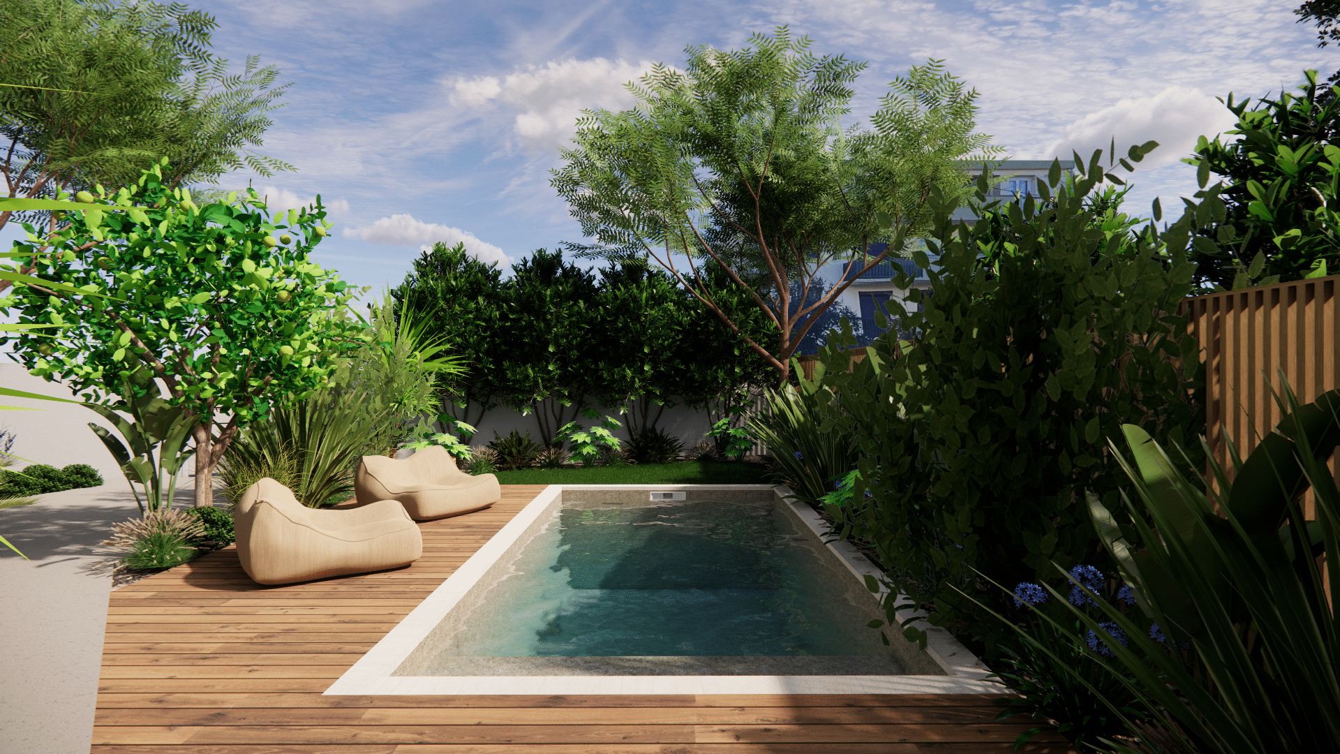 Piscine moderne avec terrasse en bois, poufs confortables et jardin paysager luxuriant sous un ciel bleu.