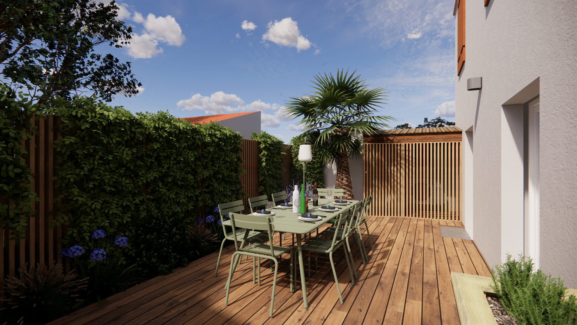 Terrasse en bois avec table à manger vert amande, chaises assorties, palmier et haie végétale sous un ciel bleu ensoleillé.