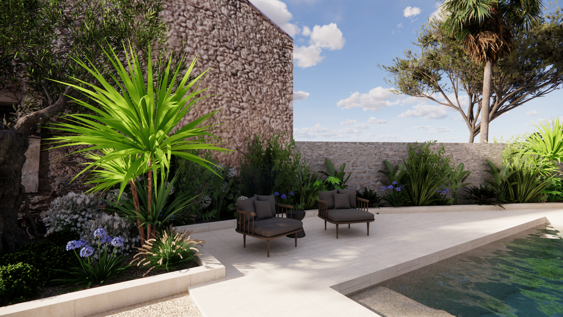 Aménagement de terrasse avec piscine, fauteuils design et végétation tropicale devant un mur en pierre naturelle.