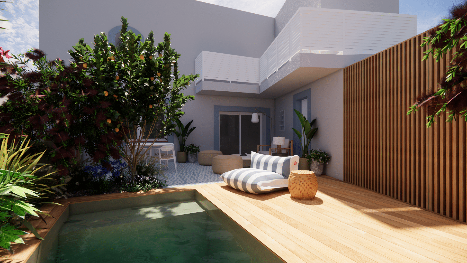 Terrasse avec piscine, pouf rayé, citronnier et mur de bois.