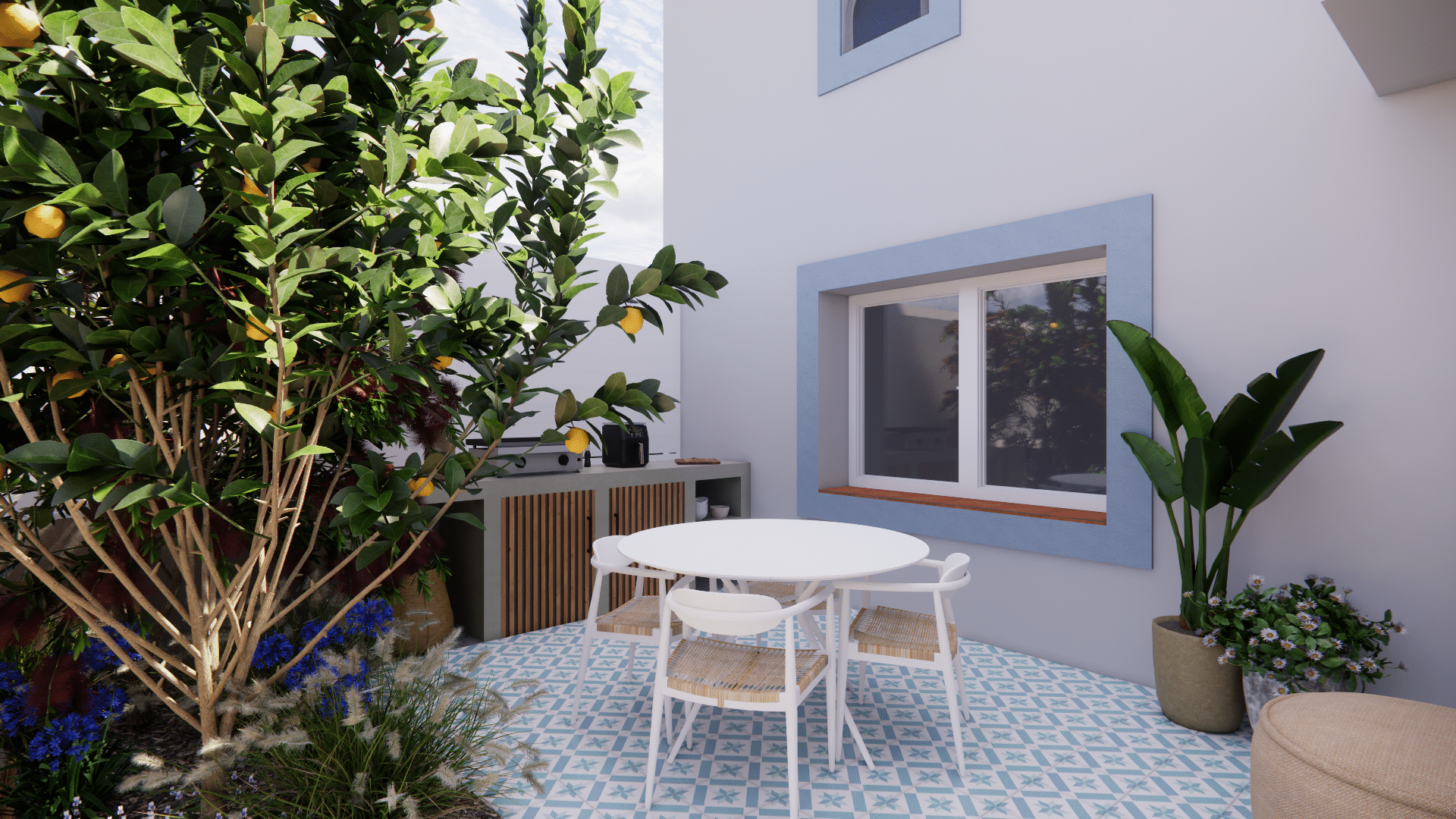 Patio méditerranéen avec table ronde, citronnier et sol carrelé bleu devant une cuisine d'été.