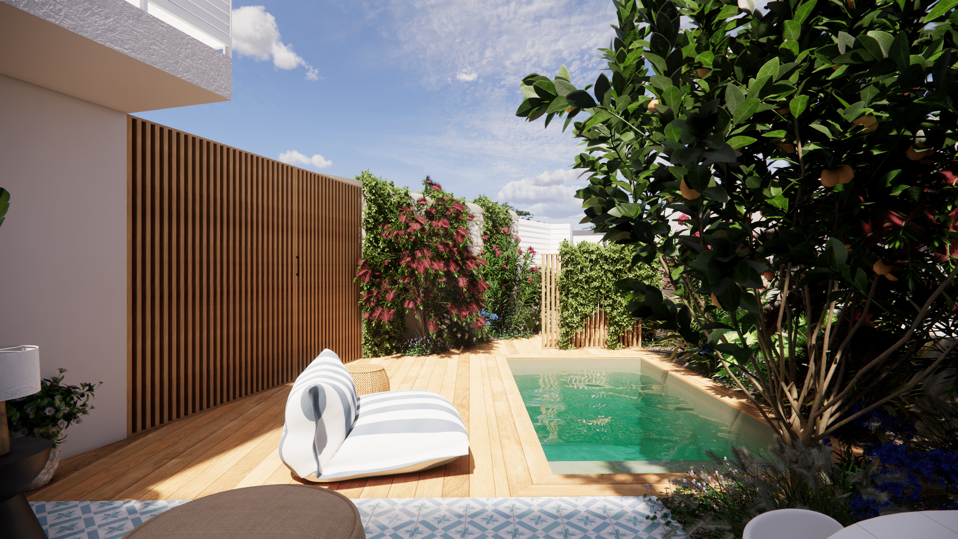 Terrasse moderne en bois avec petite piscine, pouf rayé et jardin luxuriant ensoleillé.