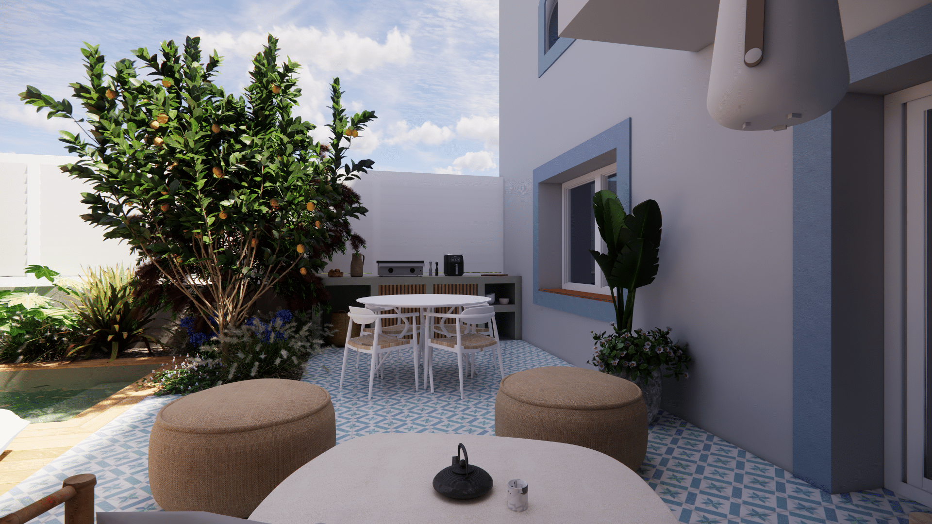 Patio méditerranéen avec carrelage bleu, mobilier blanc, poufs et citronnier.