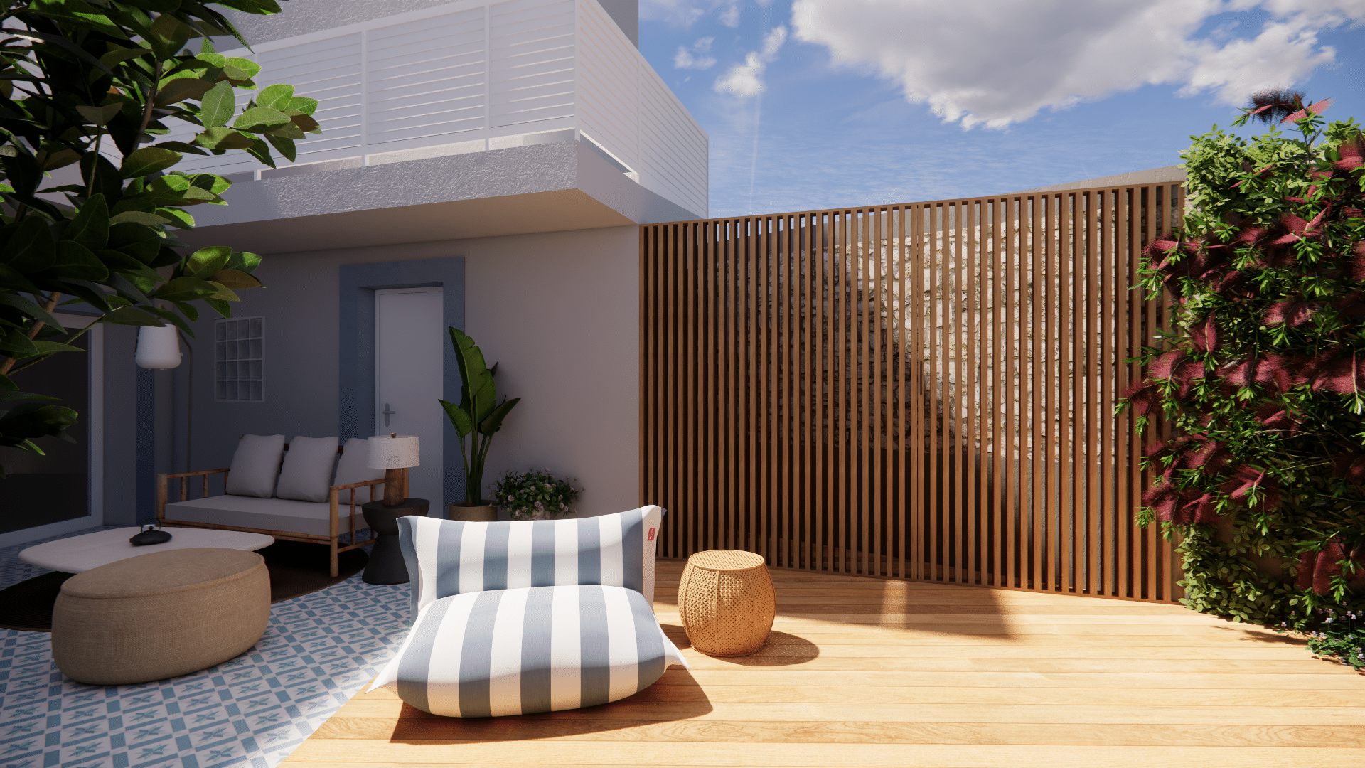 Terrasse moderne avec pouf rayé, mobilier en bois et sol carrelé bleu sous un ciel dégagé.