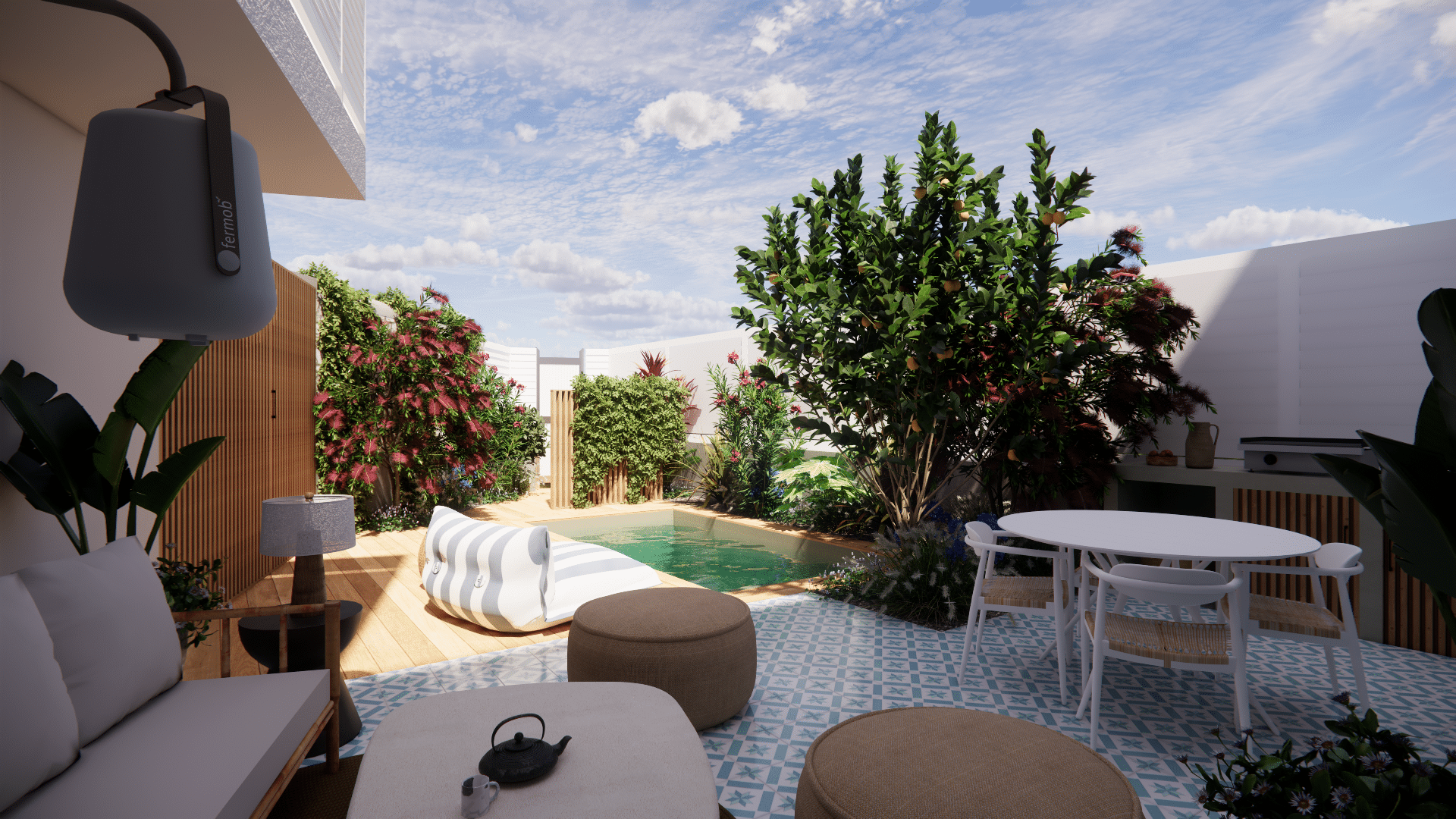 Terrasse moderne avec piscine, mobilier Fermob, table blanche et citronnier sous un ciel bleu dégagé.