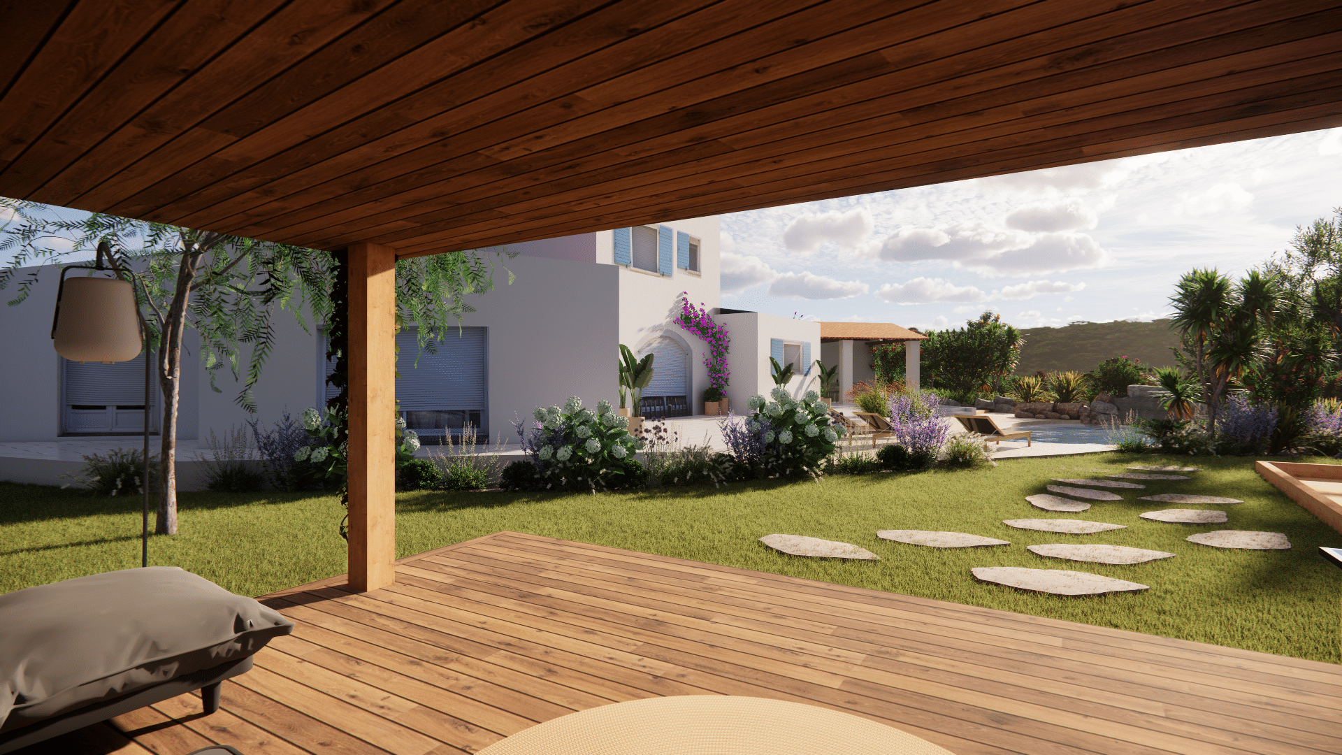 Terrasse en bois vue sur villa blanche, jardin fleuri et piscine.